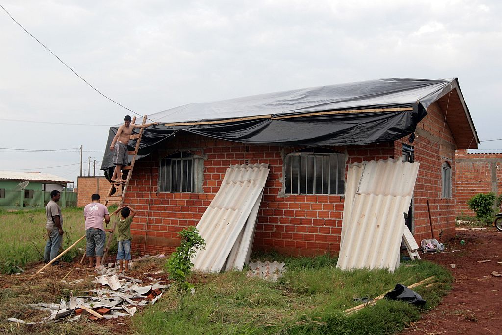 Casas destelhadas: pelo menos 14 árvores atingiram imóveis em Foz | Christian Rizzi/Gazeta do Povo