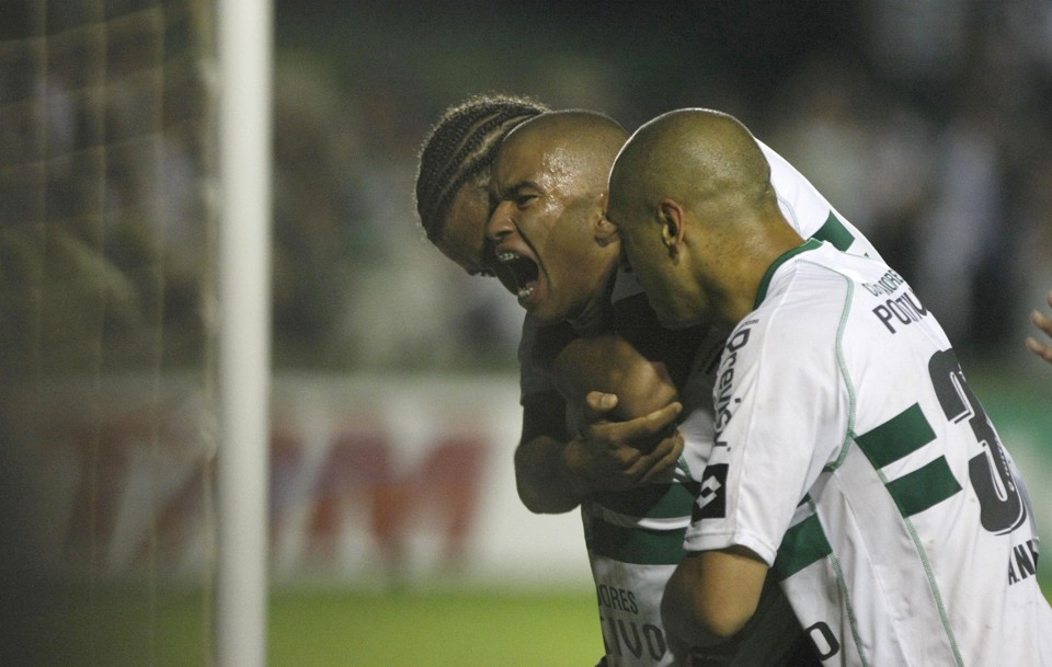 Zagueiro Maurício fez o gol da vitória do Coritiba e o time somou mais três pontos no Couto Pereira | Pedro Serápio / Gazeta do Povo