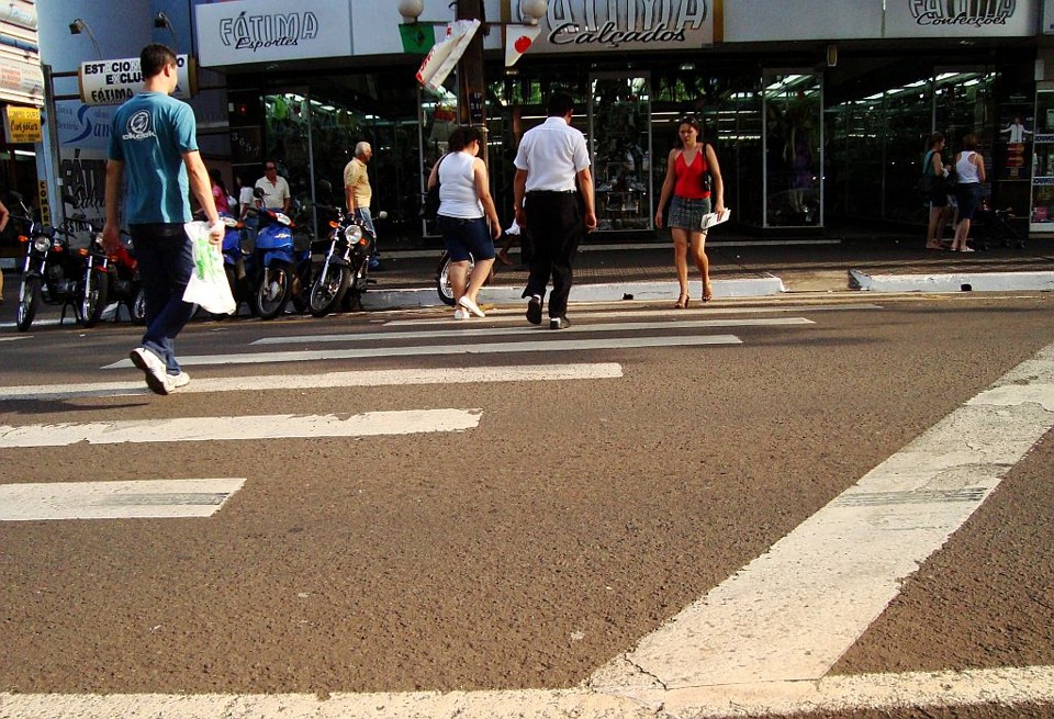 Os tachões serão instalados cinco metros antes da faixa de pedestres | Octávio Rossi/Gazeta do Povo