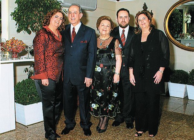 Grata comemoração - O desembargador Tufi Maron Filho comemorando o aniversário, reuniu amigos em jantar no Buffet Ilha do Mehl, encontro dos mais agradáveis. A festa, organizada com capricho, o salão decorado com criatividade, transcorreu em ambiente alegre e amigo, sendo que, após o tradicional bolo de aniversário, ao som de excelente música, as danças prolongaram-se até tarde. Na foto, Tufi Maron Filho, a esposa, Iara Dalbuquerque Maron, os filhos Margarida Tavares, Tufi Neto e Karla Coelho | 