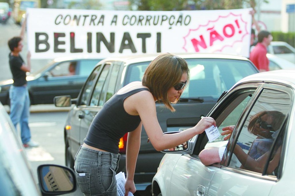 Manifestantes entregam panfletos e exibem faixa contra Antonio Belinati a motoristas no centro de Londrina | Gilberto Abelha/Jornal de Londrina