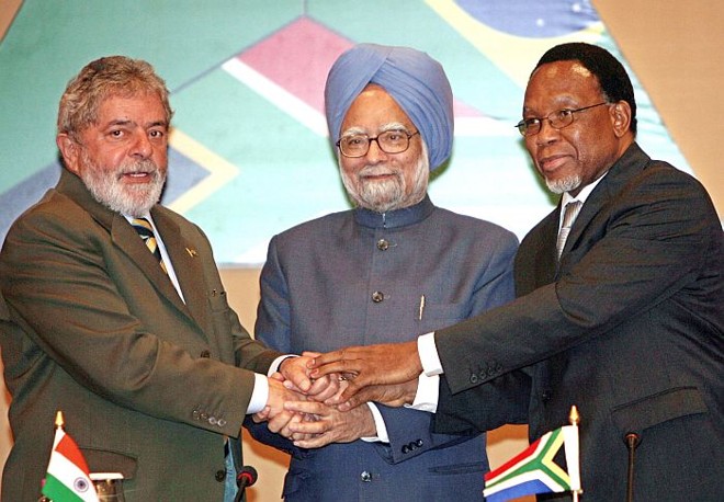 O presidente Lula com o primeiro ministro da Índia, Manmohan Singh (C), e o presidente da África do Sul, Kgalema Motlanthe (E) | Raveendran/AFP
