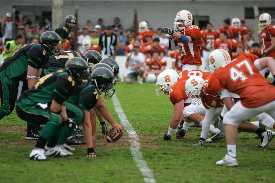 Brown Spiders (de laranja) superaram os Crocodiles (de preto e verde) em jogo histórico em Curitiba | Ivonaldo Alexandre / Gazeta do Povo