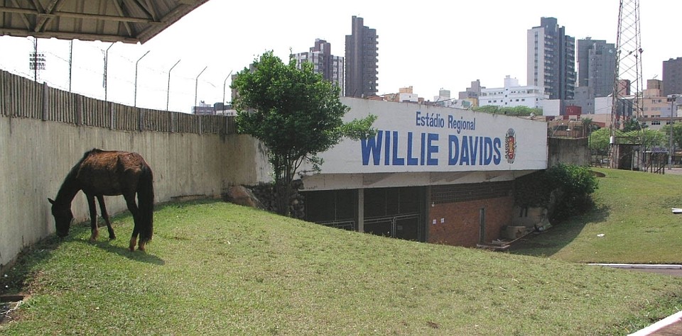 Entrada do Estádio Willie Davids: Maringá, cidade com tradição no futebol regional, dificilmente terá representante no Paranaense do próximo ano. | Anady Iore/Gazeta do Povo