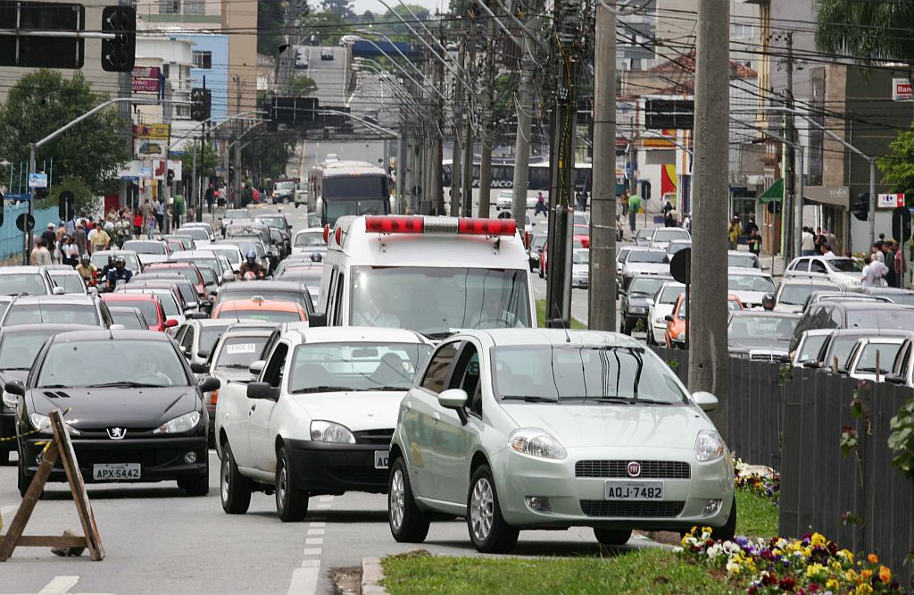 A pista da direita da Visconde de Guarapuava, entre a Barão do Rio Branco e a Lourenço Pinto, foi fechada no sábado. Ontem, os motoristas precisaram ter paciência | Marcelo Elias/Gazeta do Povo