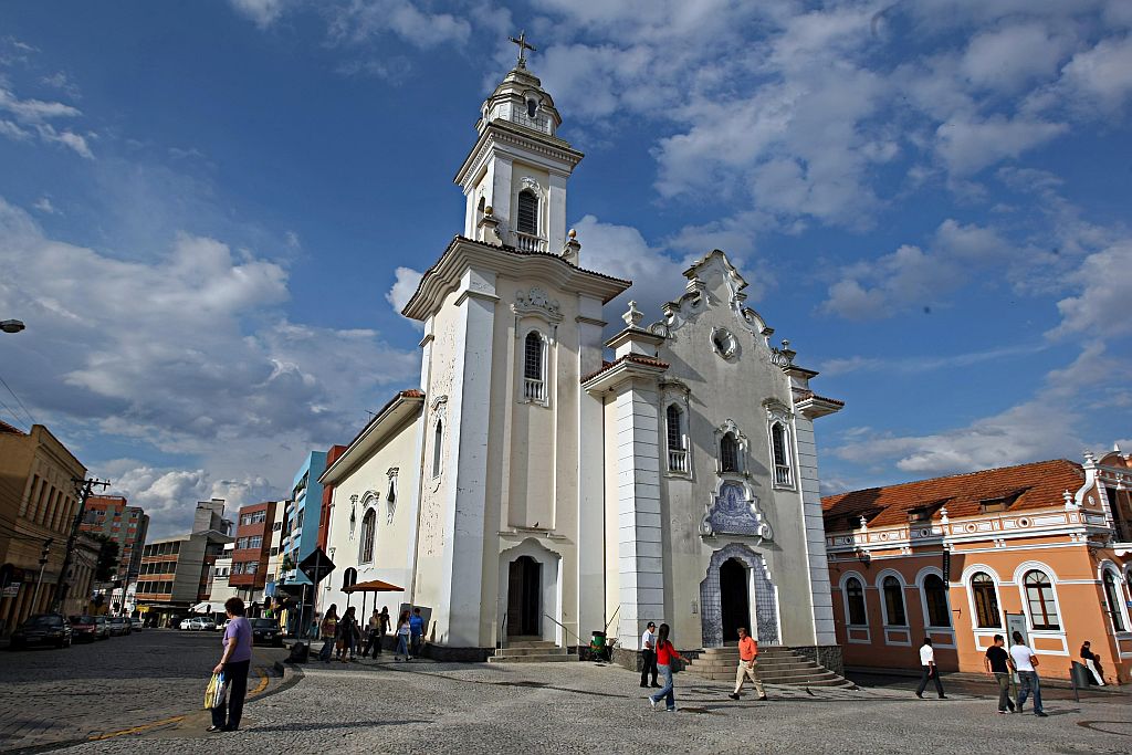 A Igreja do Rosário, no Largo da Ordem: idéia é terminar a reforma no primeiro semestre de 2009 | Albari Rosa/Gazeta do Povo