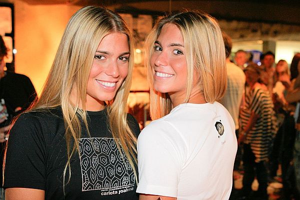 Beleza sincronizada - Beatriz (à esq.) e Branca Feres, as gêmeas do nado sincronizado, deram um show de beleza e simpatia na abertura do Crystal Fashion desfilando para a multimarcas curitibana Croqui. A dupla também fez uma entrada com a camiseta da campanha criada especialmente pela estilista Glória Coelho para a campanha de ampliação do Hospital Erasto Gaertner | Daniel Sorrentino