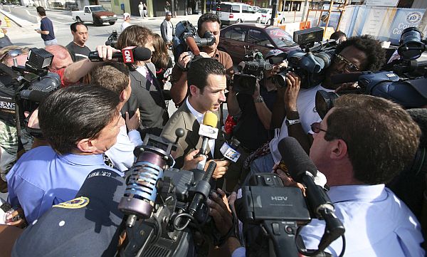 Piloto Hélio Castroneves teve de pagar US$ 10 milhões de fiança nos EUA. | John Riley/ Reuters