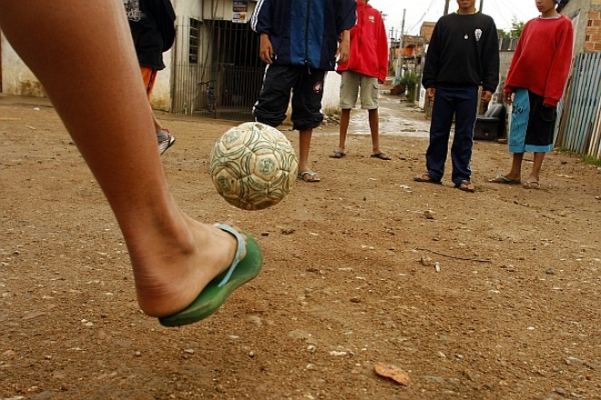 Bola murcha -As crianças e adolescentes do Bolsão Dr. Ulysses, área de habitação irregular no Pinheirinho, só têm a rua para jogar bola e brincar. Não há equipamentos de lazer na região. Para usar uma quadra, a criançada precisa andar pelo menos 20 quarteirões. A situação se repete em outros bairros: faltam espaços públicos e canchas. São 90 praças na cidade, 30 delas com estrutura para prática esportiva. Mas a maioria não consegue atrair o interesse da comunidade. | 