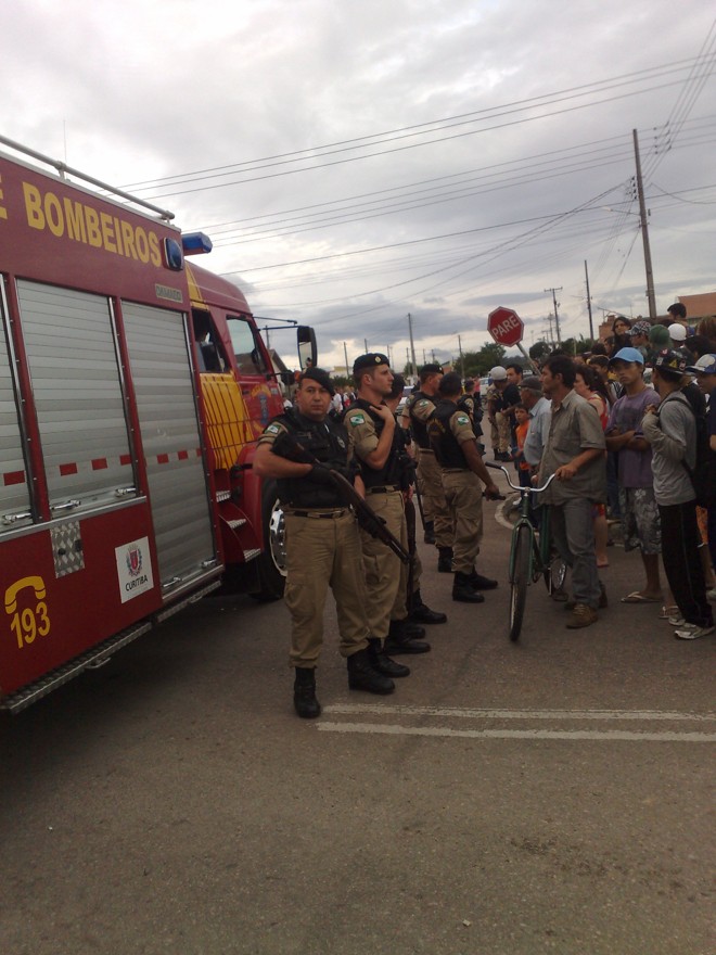 Polícia protege carro dos bombeiros | 