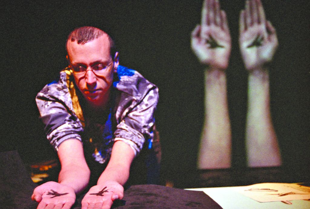 Ricky Seabra cria imagens com as mãos como um dos inúmeros recursos que dispõe para contar uma história | Fotos: Divulgação