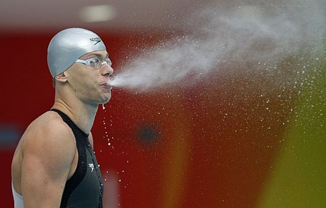 A concentração de César Cielo antes da prova dos 50 metros |