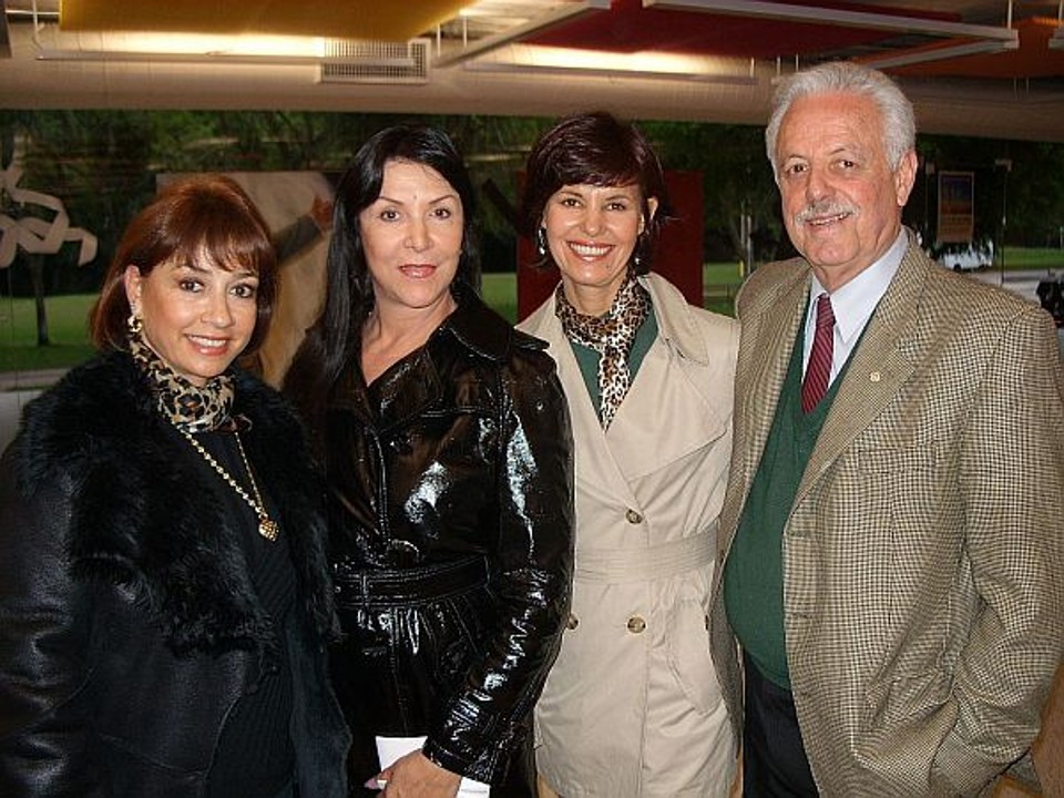 Ninho provisório A artista plástica Janete Mehl (de roupa clara) é a autora do troféu Araucária de Ouro, que será entregue aos vencedores do 3º Festival do Paraná de Cinema Brasileiro e Latino. Na foto, Janete com a marchande Zilda Fraletti (à esq.), a atriz Íttala Nandi e Luiz Renato Ribas, no coquetel de lançamento do festival, realizado no início da semana, no Museu Oscar Niemeyer | Tiomkim