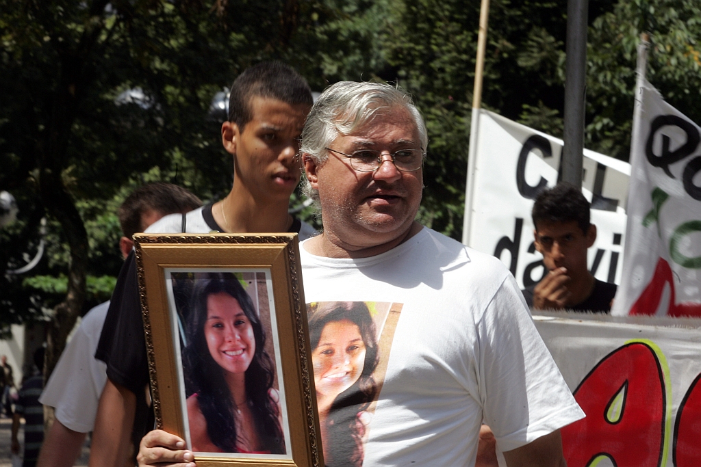 O pai de Amanda, Luiz Rossi, durante manifestação pela morte da filha realizada em março deste ano | Roberto Custódio/Gazeta do Povo