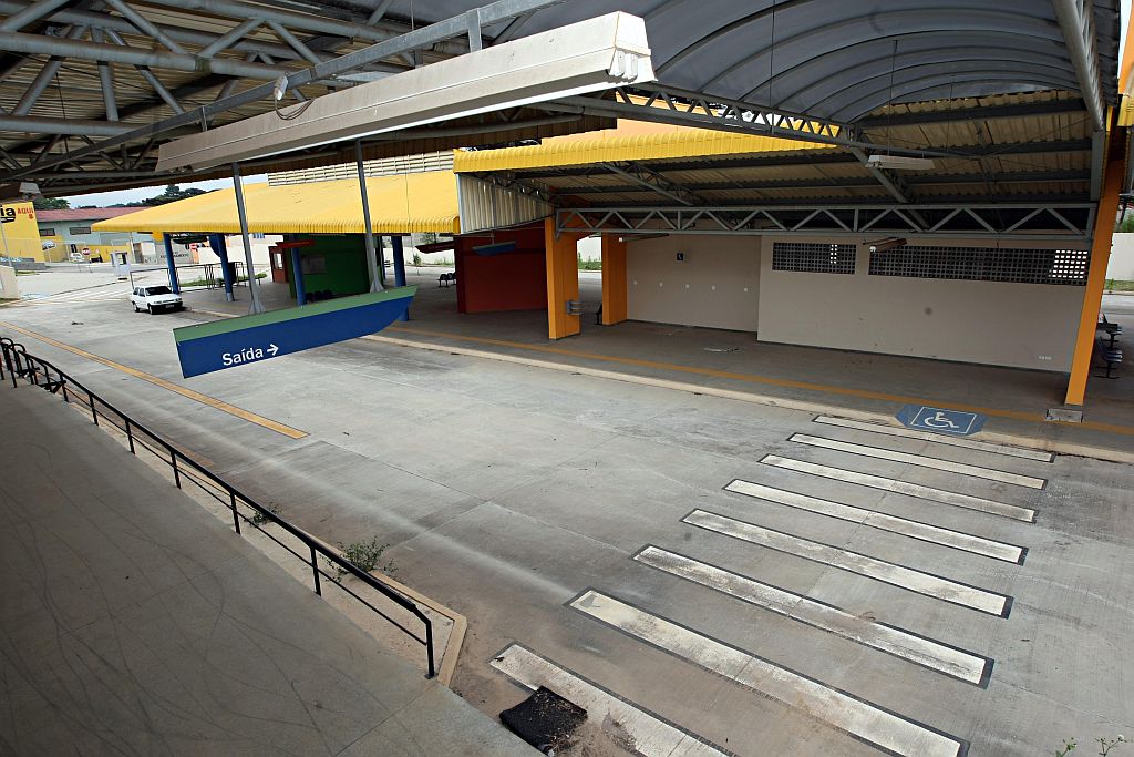 Há dois anos e quatro meses pronto, terminal do Roça Grande teve os banheiros depredados e os fios elétricos furtados | Albari Rosa/Gazeta do Povo