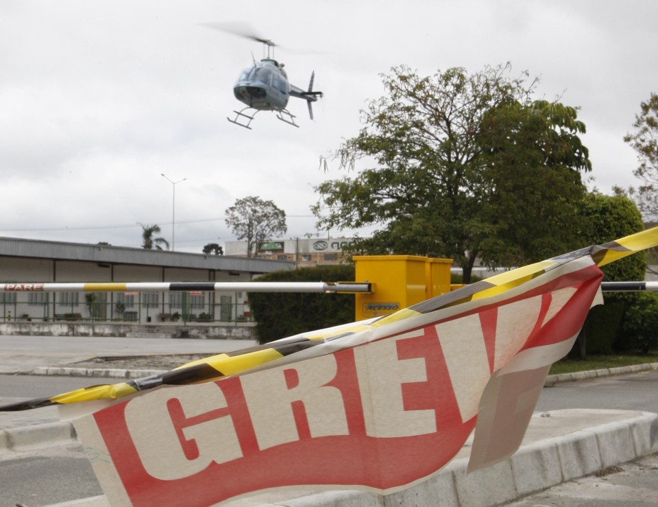 Helicóptero sobrevoa o Centro Administrativo Xaxim, do HSBC, para levar funcionários para trabalhar, evitando o piquete dos sindicalistas | Aniele Nascimento - Gazeta do Povo