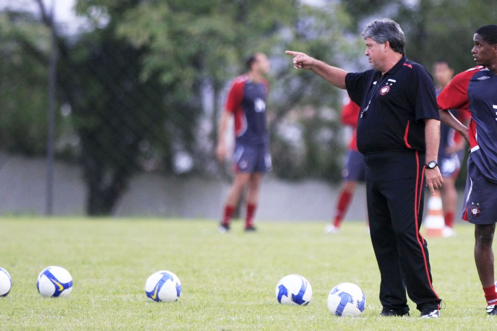 Geninho terá problemas para escalar o Atlético que irá enfrentar o Internacional, sábado, em Porto Alegre. | Daniel Derevecki/ Gazeta do Povo