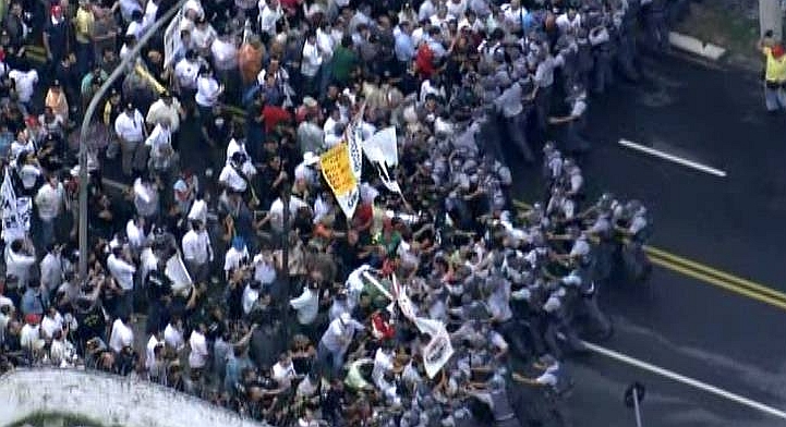 Violento confronto com tiros, balas de borracha e bombas de efeito moral e gás lacrimogêneo | Reprodução da Rede Globo