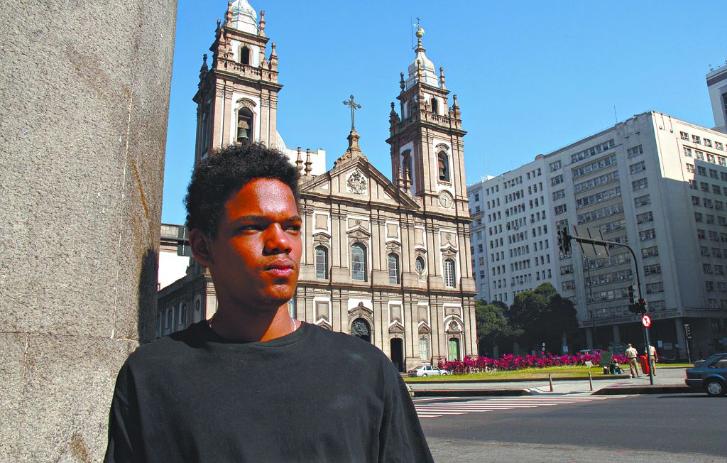 Michel Gomes, de 19 anos, começou a fazer teatro no grupo Talentos da Vila Vintém, na comunidade de Padre Miguel | Paula Prandini/Divulgação