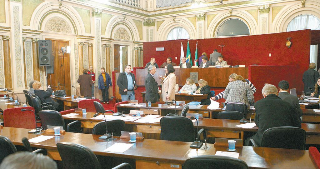 Sessão da Câmara de Curitiba, com alguns vereadores presentes e outros ausentes: apenas três não faltaram a nenhuma sessão nos últimos dois meses | Rodolfo Bührer/Gazeta do Povo