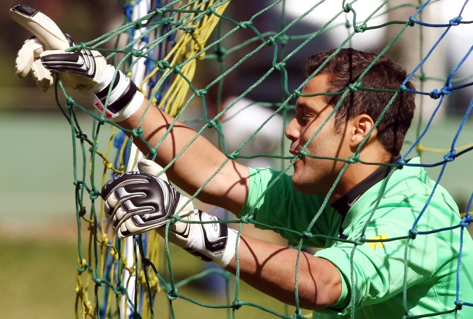 Brasil folga e apenas goleiros treinam pela manhã em Teresópolis Goleiro Júlio César teve muito trabalho na manhã desta quinta-feira na Granja Comary | Vanderlei Almeida / AFP
