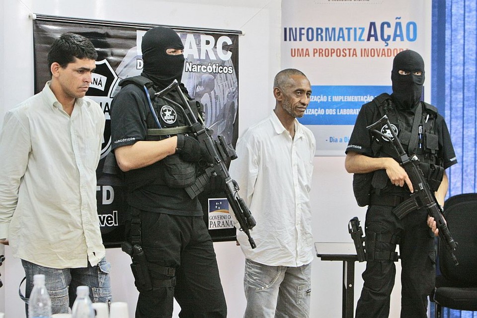 Ademar e Jair, escoltados por agentes da Denarc: confissão e versões divergentes nos depoimentos sobre o crime | César Machado/Vale Press