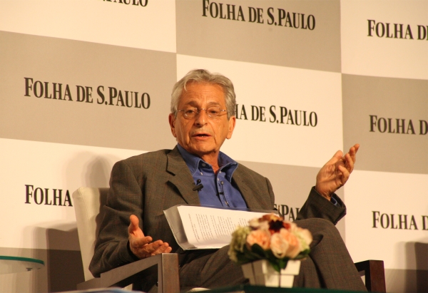 "Não é razoável eu fumar no Brasil porque não é razoável ter posição de desrespeitar a lei."Fernando Gabeira, candidato do PV a prefeito do Rio | Divulgação