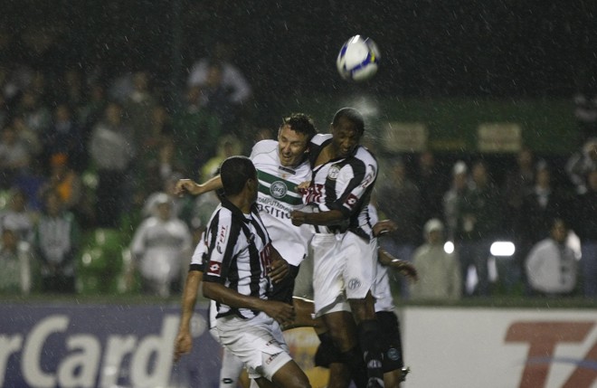 O primeiro tempo do jogo foi de muita disputa, embaixo de um gramado pesado | 