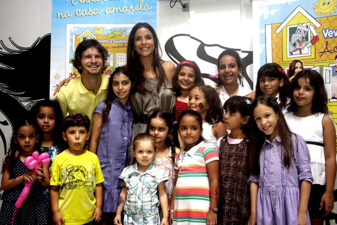 Cercados de fãs, amigos e família, Saulo e Ivete lançam álbum infantil 