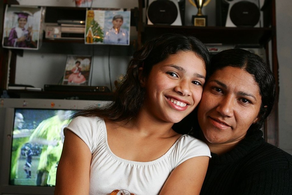 Célia Apolinário diz que a auto-estima da filha, Ana Carolina, de 12 anos, melhorou depois que o pai atou laços com a menina há quatro anos | Daniel Castellano/Gazeta do Povo