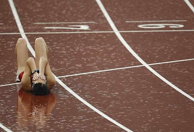 Atleta chora após marcha atlética |