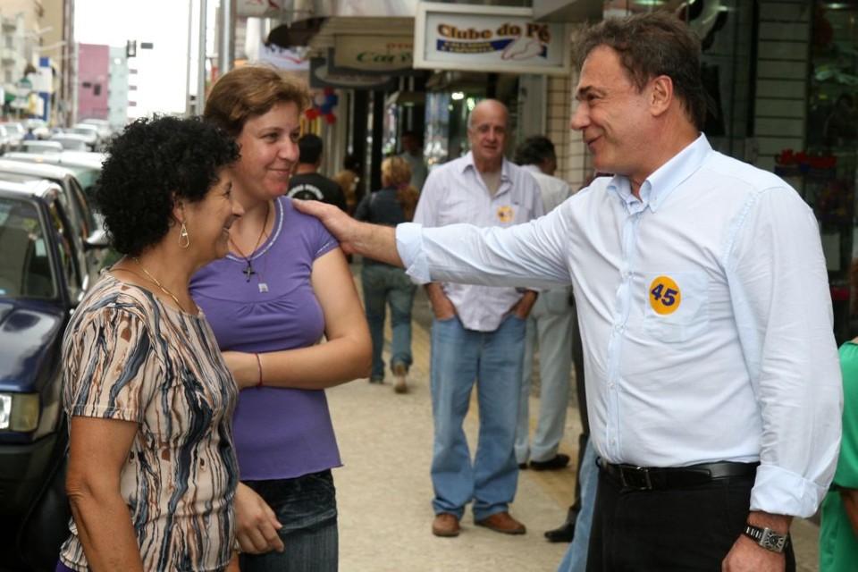 Alvaro pediu votos para Wosgrau no centro de Ponta Grossa | Henry Milleo/Gazeta do Povo