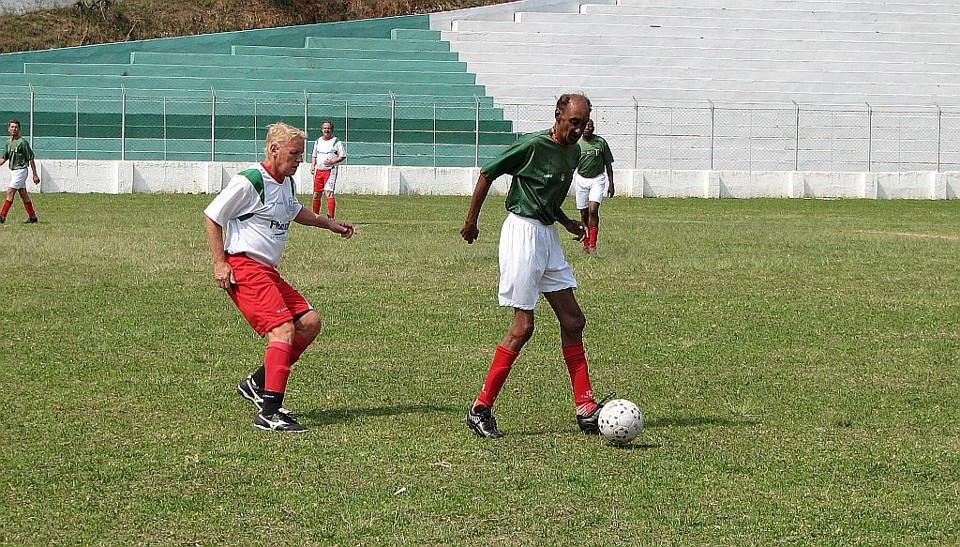 Zé Roberto e as inconfundíveis pernas finas e longas, que lhe renderam o apelido de Gazela: craque ainda bate bola em Serra Negra, no interior de São Paulo. | Fotos: Moisés Del Buono/ Jornal Cidade de Serra Negra