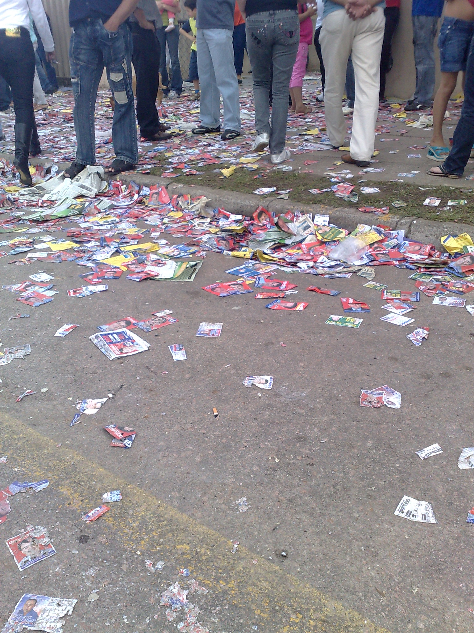 Panfletos jogados em frente a entrada do Ginásio CSU, uma das principais seções eleitorais de Araucária | João Varella / Gazeta do Povo