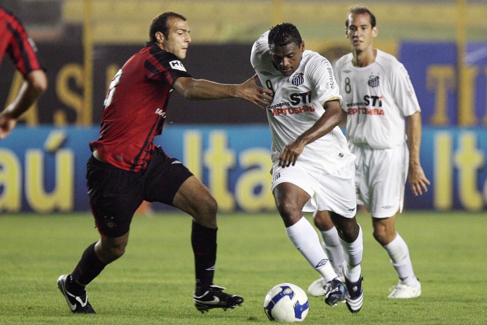 Gustavo entrou bem no jogo, mas não pôde segurar Kleber Pereira e o Santos | Ricardo Saibun / AGIF