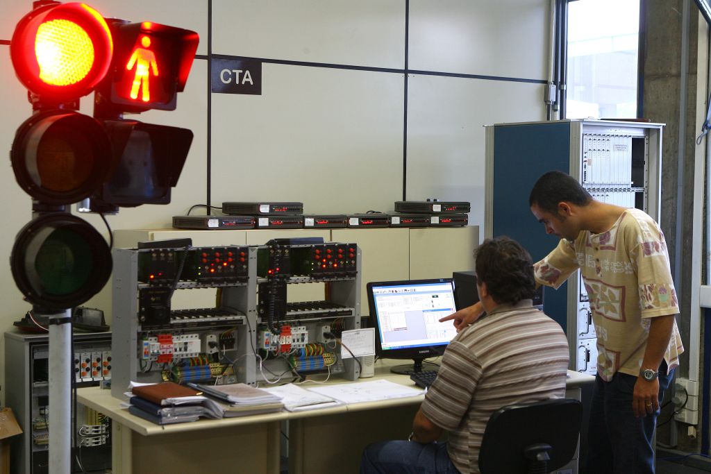 Central de Trânsito de Área (CTA): sistema de Curitiba foi pioneiro no país e controla 500 dos 953 cruzamentos com semáforos da capital | Rodolfo Bührer/Gazeta do Povo