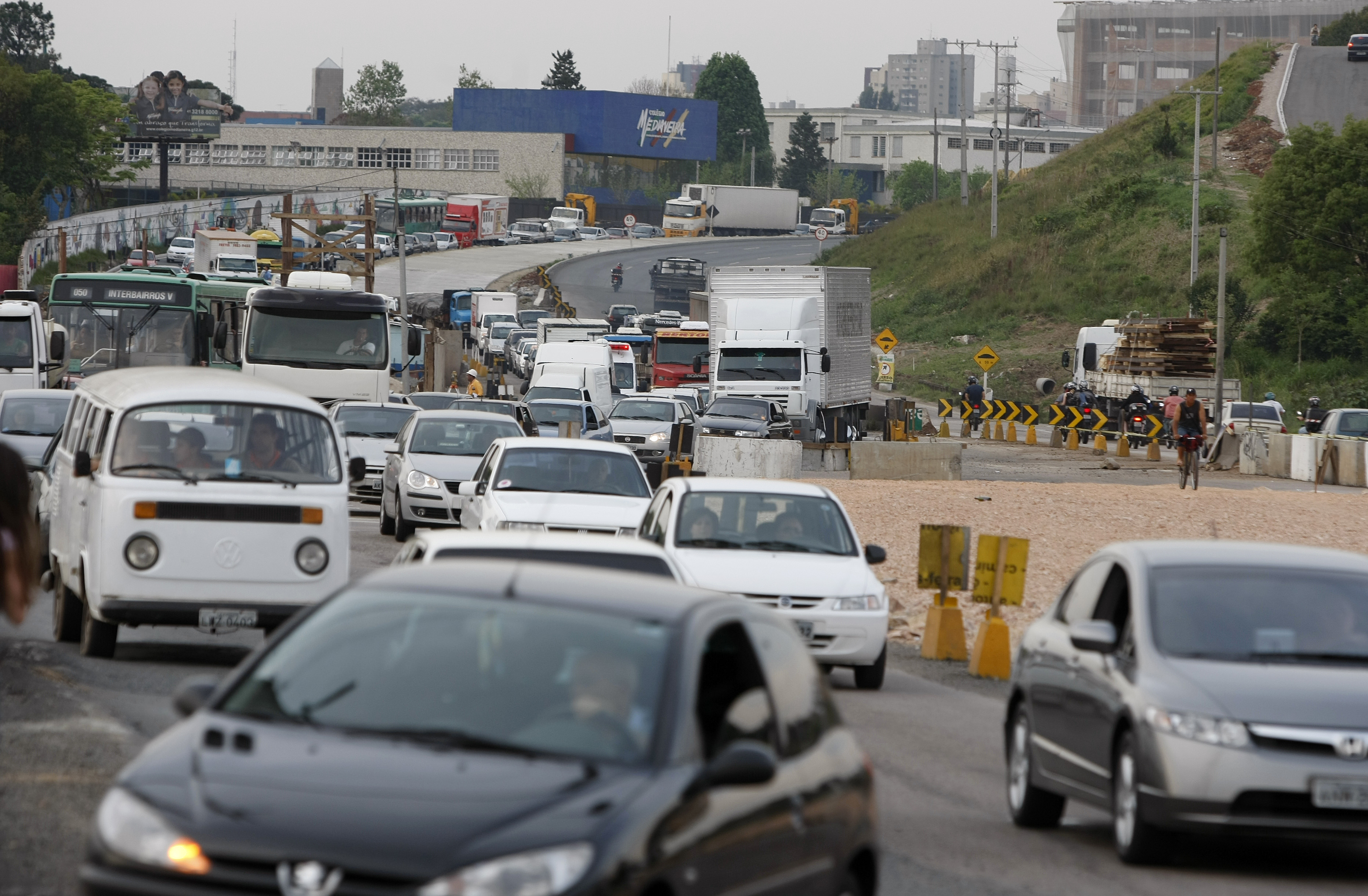 Nesta terça-feira, foi fechado um trecho da Avenida Salgado Filho, no Prado Velho | Rodolfo Buhrer/Gazeta do Povo