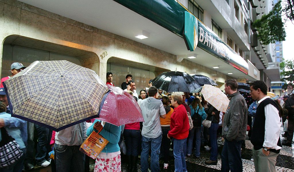 No fim da tarde de ontem, os grevistas se reuniram em frente a uma agência bancária para receber o pagamento. | Daniel Castelano/Gazeta do Povo