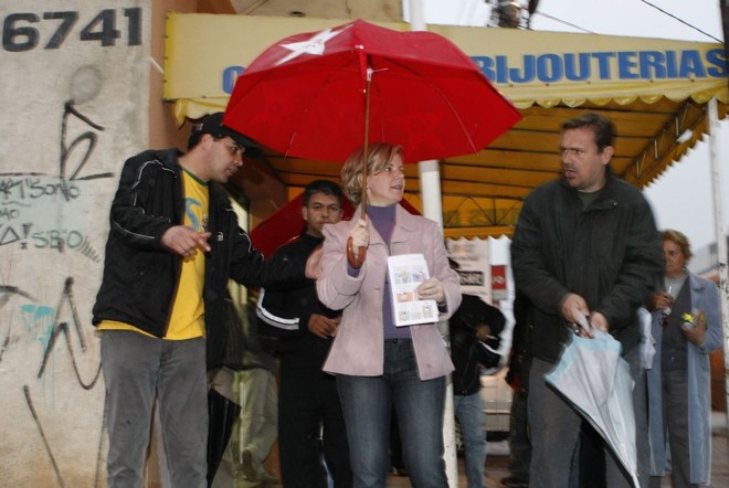 Gleisi enfrenta chuva para fazer campanha no Tatuquara, zona sul de Curitiba: tudo pelo segundo turno | 