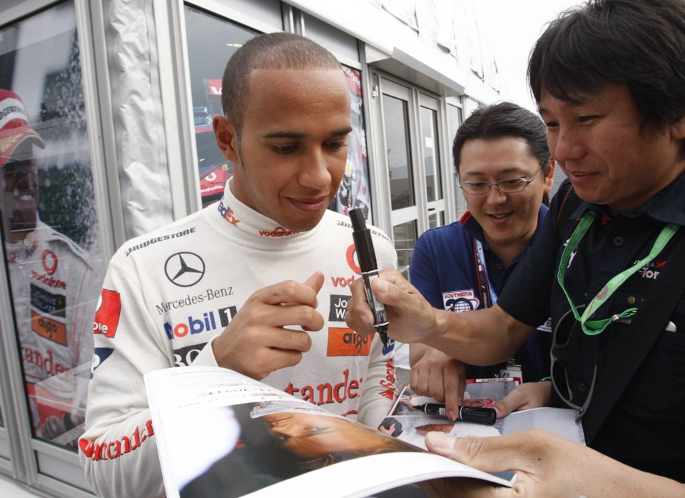 Hamilton não se preocupa com a prometida ajuda de Fernando Alonso ao brasileiro Felipe Massa na reta final do mundial de F-1 | Issei Kato/Reuters