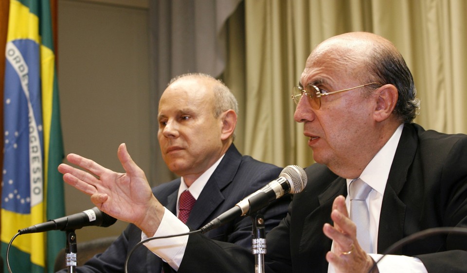 Mantega e Meirelles durante coletiva de imprensa na tarde desta segunda-feira | Reuters