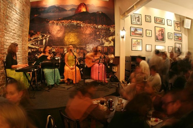 O grupo Samba de Saia durante apresentação no Bossa Nova Bar | 