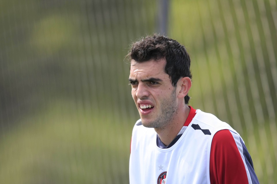 Zagueiro Rhodolfo sentiu antiga lesão na coxa e está fora da partida deste sábado na Arena | Giuliano Gomes / Gazeta do Povo