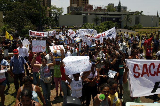 Cerca de 350 pessoas carregaram faixas e bandeiras e bateram em latas em protesto contra decisão do TSE |