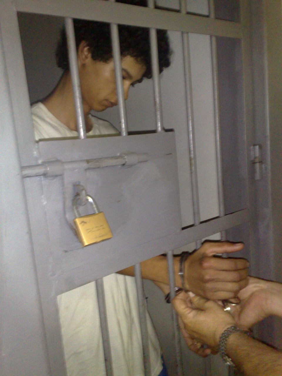 Policial solta algemas de acusado de matar e abusar de afilhado na cela da Delegacia de Homicídios | João Varella/Gazeta do Povo