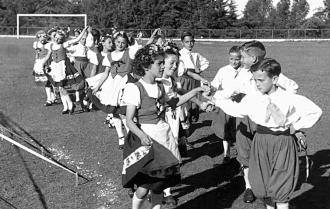 Final da década de 1940: crianças apresentando dança folclórica no Coritiba F.C. | 