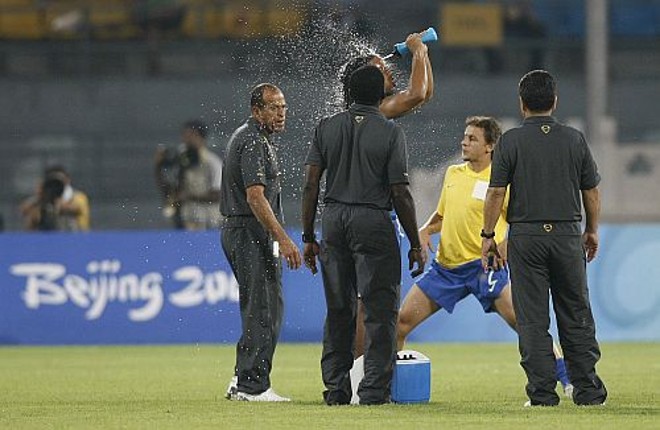 Pausa no campo é observada por equipe técnica |