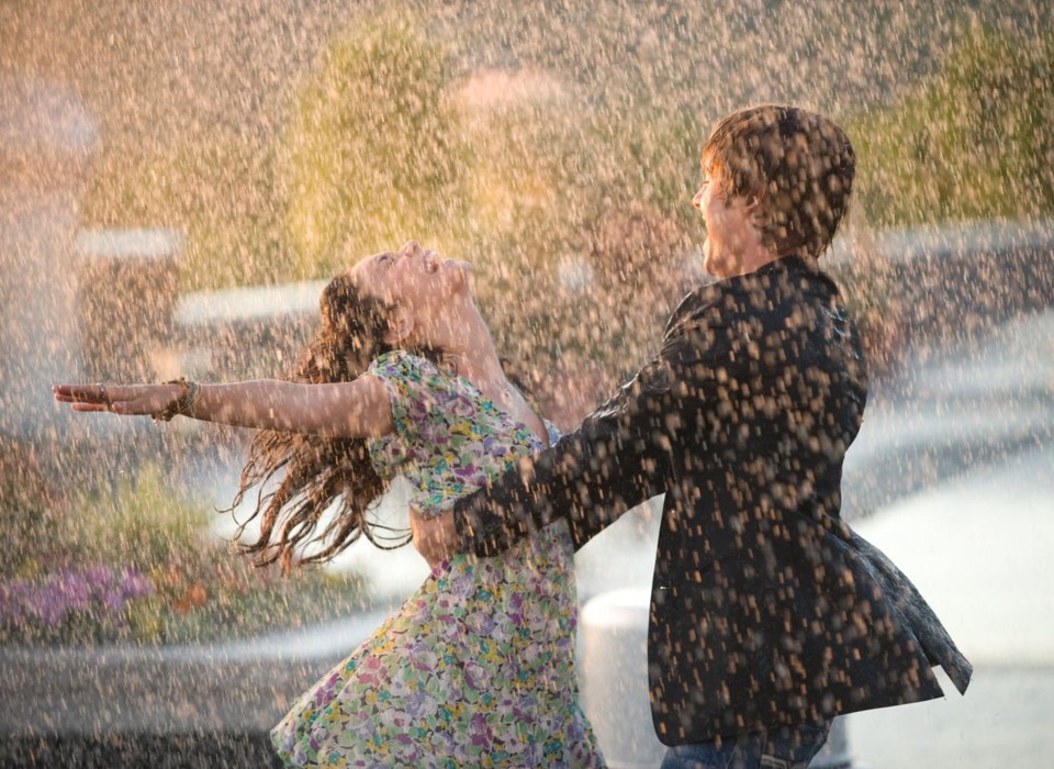 Sem grandes inovações, High School Musical 3 promete agradar fãs da série Vanessa Hudgens e Zac Efron em cena de "High School Musical 3: Ano da Formatura" | Divulgação