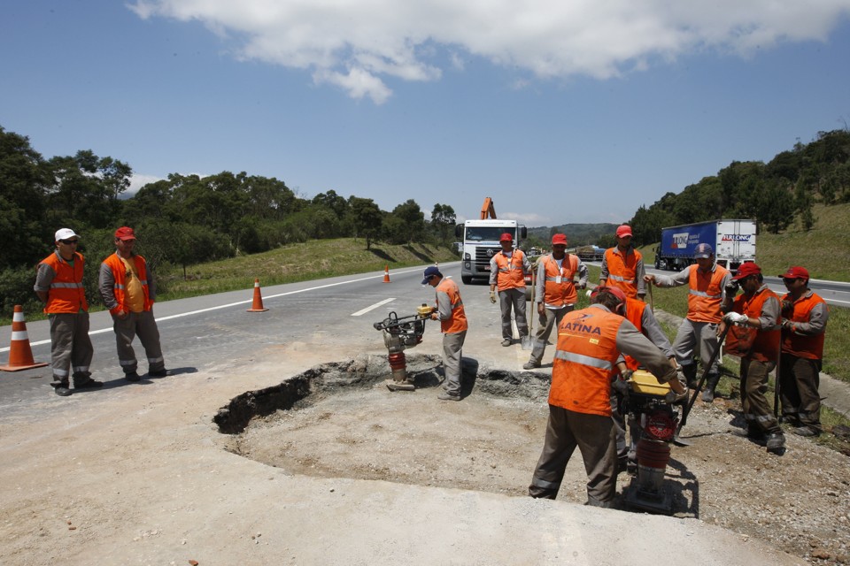 Buraco de cerca de 2,5 metros de comprimento por quatro metros de profundidade aparece no asfalto da BR-116 | Aniele Nascimento/Gazeta do Povo