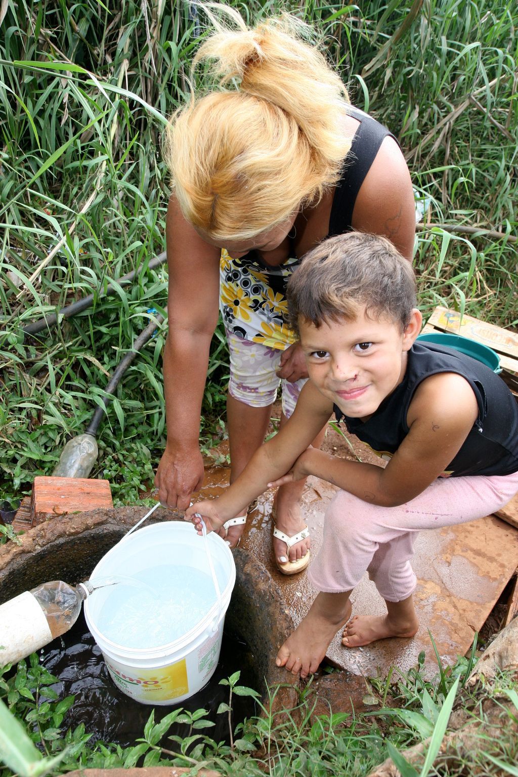 Perpétua e a filha Pâmela, em abril deste ano: vida cada vez pior | Henry Milleo/Gazeta do Povo